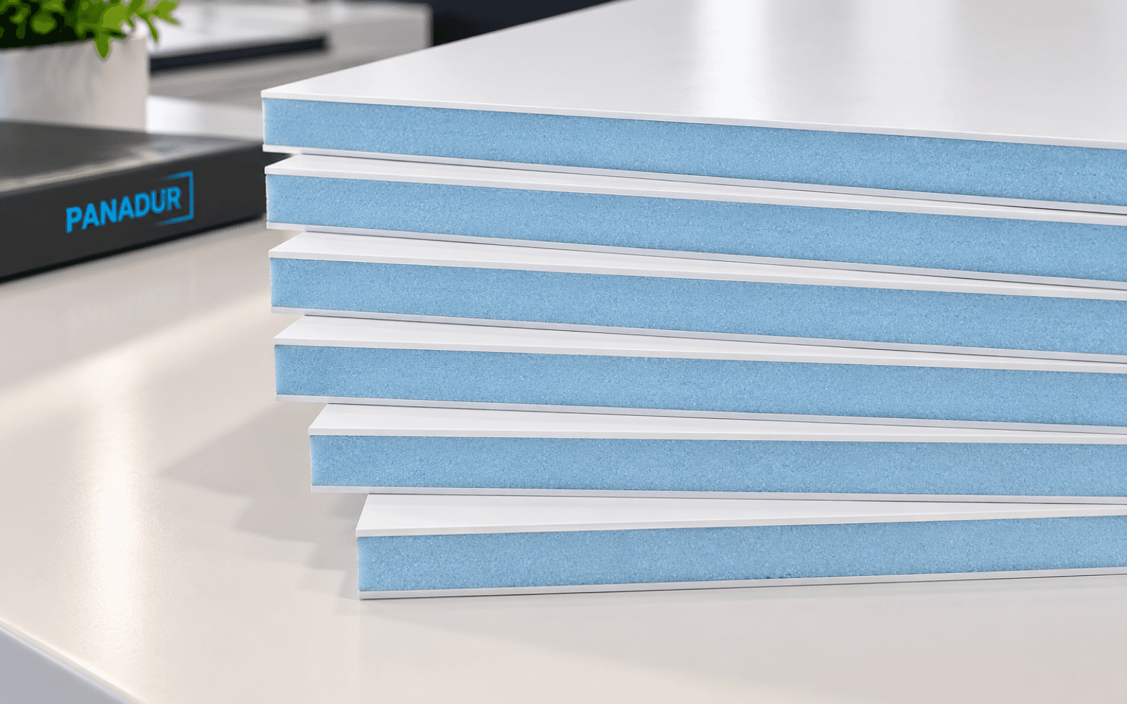 Beyaz yüzeyli, açık mavi çekirdekli PVC sandviç panel
